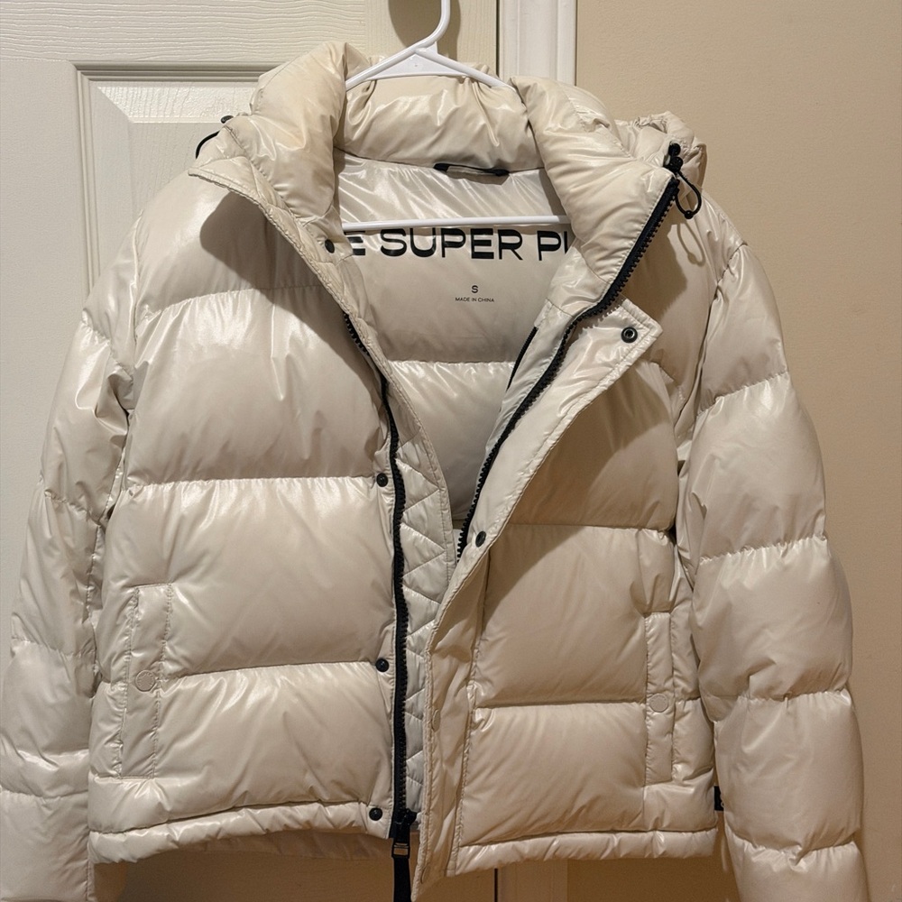Authentic Aritzia the super puff shorty in glossy ivory